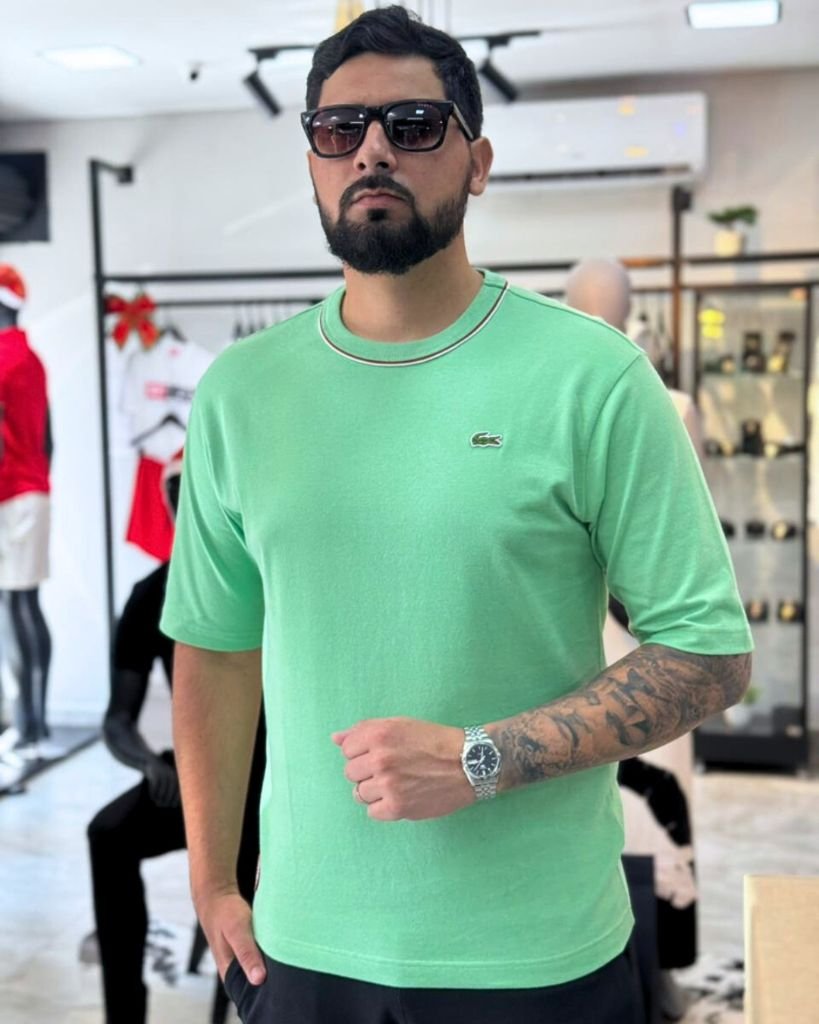 Modelo vestindo camiseta verde menta
